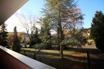 Au bout d\'une impasse de SENNINGENBERG et au coeur d\'un domaine de verdure unique de plus d\'un hectare, A VENDRE splendide APPARTEMENT 2 CHAMBRES totalement RENOVE A NEUF en 2015 avec sa terrasse d\'exception.<br><br>Situé au 1er étage, cet appartement traversant bénéficie d\'une belle luminosité grâce à ses grandes baies vitrées et sa gigantesque terrasse exposée Sud-Est qui longe l\'appartement et qui offre une vue à couper le souffle sur un paysage de campagne sans aucun vis-à-vis.<br><br>Appartenant à un complexe architectural atypique, ce bel appartement de 88 m2 est judicieusement configuré :<br>- hall d\'entrée, <br>- grande cuisine très bien équipée (lave-vaisselle, lave-linge, grand réfrigérateur et compartiment freezer, plaque 5 feux, hotte aspirante, four électrique, four micro-ondes et machine à café automatique),<br>- vaste living-salle à manger avec accès direct à la terrasse,<br>- terrasse de 28 m² SUD-EST avec une vue sur la nature luxembourgeoise<br>- une grande chambre master avec sa salle de douche privative et son accès sur la terrasse,<br>- une 2ème chambre avec salle de douche privative et sa kitchenette,<br>- WC invités,<br>- 1 emplacement dans la buanderie commune,<br>- parking extérieur commun disponible devant la résidence.<br>- ASCENSEUR<br>POSSIBILITÉ de configurer facilement une 3e chambre !<br><br>POSSIBILITÉ de racheter tous les meubles et équipements !<br><br>++ Caractéristiques techniques ++<br>Porte d\'entrée 5 points, double-vitrage châssis PVC blanc intérieur/aspect bois extérieur, volets manuels, marquise manuelle, parlophone, chauffage au gaz (nouvelle chaudière juin 2020), CPE FF.<br><br>Localisation recherchée et stratégique : localité de Senningerberg très prisé, beau cadre de vie en pleine nature et à proximité :<br>- NIEDERANVEN,<br>- KIRCHBERG (8,6km ? 11 mn)<br>- CENTS, NEUDORF et HAMM<br>- CLOCHE D\'OR (16,6km ? 15mn)<br>- des axes autoroutiers A1, A3, A6 et A7<br>- de l\'aéroport de Findel (4,4km - 7mn en voiture),<br>de ses entreprises.<br><br>Très bien desservi par les transports en commun :<br>- Arrêt de bus en bas de la rue (130m), entre autres : bus scolaire +  ligne numéro 465 vers gare routière Luxexpo (tram, bus, P+R) + ligne numéro 471 vers le lycée international de Junglinster (Lënster Lycée).<br><br> - En 2022, nouveau pôle d\'échange à Héienhaff <br>(aéroport, tram, bus, P+R).<br><br>A 2 pas de :<br>- pharmacie, médecin, kinésithérapeute...,<br>- crèche, maison relais, écoles,<br>- terrain de tennis, piscine de Niederanven, centre sportif, <br>- supermarché match, bureau de Poste, boulangerie- pâtisserie, banques, café, restaurant, coiffeur, laboratoire d\'analyses sanguines...