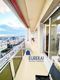 +++COUP DE COEUR!!! SPECIAL COLOCATION+++EUREKA REAL ESTATE vous présente en exclusivité à la location un magnifique appartement de 160m2 NON MEUBLE, au 5e étage avec ascenseur d'une résidence entretenue, dans une rue calme et résidentielle du prestigieux quartier de BELAIR, proche du centre-ville, des commerces et des transports en commun, à 2mn à pied du parc de Merl, qui se compose comme suit:   

-hall d'entrée avec vestiaire  
-wc séparé 
-très grand séjour ouvert sur une magnifique terrasse de 30m2 avec une vue magnifique sans vis à vis  
-cuisine équipée séparée donnant accès à la terrasse  
-3 grandes chambres de 17m2 avec parquet massif au sol avec chacune sa salle de douche PRIVATIVE avec douche et wc et une avec salle de bains et wc et une avec branchement pour machine à laver/sèche-linge   

Une grande cave et un emplacement de parking intérieur viennent compléter cet ensemble.   

DISPONIBLE 06.2021   

A VISITER ABSOLUMENT COUP DE COEUR ASSURE!  

Pour plus de renseignements, merci de contacter le +352 671 137 400