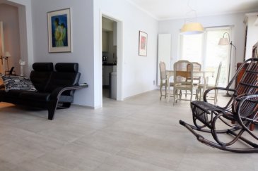 LUXEMBOURG NEUDORF-WEIMERSHOF rue des Carrières, à 8 minutes à pied de l’arrêt du tram et des Institutions Européennes, bel appartement de 91 m2  de surface utile + 50 m2 de terrasse et balcon, entièrement rénové avec prestations de haut standing. 
Situé au rez-de-chaussée surélevé, il bénéficie d’expositions ouest et est.
Il est composé comme suit : hall d’entrée avec placard intégré, meuble à chaussure et banc, living en L donnant sur balcon et jardin, cuisine équipée moderne ultra fonctionnelle avec plan de travail en granit, plaque induction SIEMENS, four à vapeur combiné, four, lave-vaisselles, frigo Siemens, un WC séparé, une salle de douche moderne avec douche  balnéothérapie à l’italienne, une chambre à coucher donnant sur terrasse, une spacieuse terrasse avec marquise sans vis-à-vis, un balcon à l’ouest avec marquise, une chambre à coucher parentale avec grand placard intégré, une buanderie privative, une cave au sous-sol, un emplacement de parking sur plateau mécanique. Volets électriques par télécommande. Charges mensuelles : 315 euros, libre à l’acte. 
Contact et visites : Rosalba MAITRE téléphone : 691 550 189