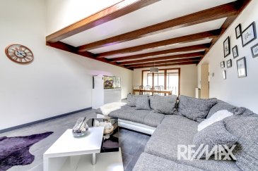 RE/MAX, spécialiste de l'immobilier à Marly vous propose cette magnifique maison contemporaine de village, rénovée en 2014, située au cœur de la commune de Marly, à proximité des commerces, écoles et transports en communs.

Ce bien est composé :

Au rez-de-chaussée d'un hall d’entrée qui donne accès à deux chambres d'environ 13m² et 17m².

Au premier niveau :

- d'une belle cuisine intégrée moderne de 17m² ouverte en partie sur le salon avec accès a un balcon fermé de 6,5m²
- de deux autres chambres avec placards intégrés (de 12m² et 14m²)
- d'une salle de bain avec baignoire et sèche serviette
- d'un WC séparé.

Au deuxième niveau :

- d'une grande chambre lumineuse mansardée avec sa salle de douche attenante (+ WC)
- d'un espace aménageable de 4m² au sol (bureau, dressing, ..) 

Une cave/buanderie d'environ 36m² vient compléter ce bien.

N'hésitez pas à nous contacter pour toute question ou pour convenir d'une visite.
