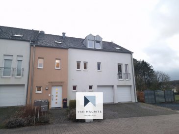 Situé à Mensdorf dans la commune de Betzdorf, cet appartement lumineux, construit en 2010, offre un cadre de vie idéal dans un état impeccable. Situé au deuxième étage d'un immeuble de deux résidences, il bénéficie d'une exposition Sud-Ouest, assurant une belle luminosité tout au long de la journée. Avec une surface habitable de ± 106 m², il se présente comme suit:

Au 2ème étage, un hall d'entrée de ± 13 m² dessert le séjour de ± 25 m², la cuisine ouverte de ± 16 m², deux chambres de ± 12 et 19 m², une salle de bain de ± 12 m² (avec lavabo, baignoire et douche), un bureau de ± 8 m² et un wc séparé de ± 2 m². Il y a également un accès à un grenier non-aménagé de ± 30 m² faisant un espace de rangement.

Le rez-de-jardin se compose de deux caves de ± 9 et 14 m², la plus petite est aménagée en cuisine d'été avec coin salle de douche tandis que la plus grande est aménagée en bureau, un garage de ± 15 m², deux emplacements de parking extérieur, une buanderie commune, un local vélo commun et une chaufferie commune.

Une terrasse de ± 10 m² et un jardin privatif de ± 50 m² invitent à la détente en extérieur.

Détails complémentaires:

Les finitions de qualité incluent des sols en carrelage et parquet, des fenêtres en triple vitrage avec volets électriques, et une toiture en tuiles. Le chauffage est assuré par une chaudière au gaz Buderus, combinée à un système de chauffage au sol et une ventilation double flux VMC.

L'appartement se trouve à proximité de nombreuses commodités telles que des écoles, une crèche, des commerces, des restaurants, et des installations sportives. Les connexions autoroutières, les pistes cyclables, les sentiers de randonnée, ainsi que les transports en commun, dont une gare et des bus, assurent une accessibilité optimale. Disponible immédiatement, cet appartement conjugue confort moderne et cadre de vie agréable.

Pour plus de renseignements, veuillez contacter s.v.p. Maurits van Rijckevorsel au +352 621 198 891 ou maurits@vanmaurits.lu