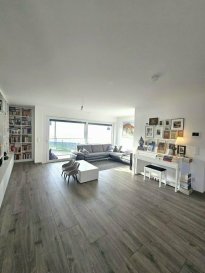 COUP DE COEUR ASSURER!!!

APPARTEMENT AVEC JARDIN PRIVATIF!!!

Ce Beau Appartement/Duplex offre un cadre de vie très cosy, chaleureux, intime et tranquille!

En très bon état avec des équipements intérieurs de qualité 'haut de gamme avec grandes terrasses orientées sud-ouest; partie 'jardin' comprise, ainsi qu'une cave, un emplacement intérieur et 2 emplacements extérieurs; 

Situation très centrale et proche de toutes les commodités diverses de la vie courante. 
Autres atouts : triple vitrage; chauffage au sol; volets électriques. 

Composition de l'appartement avec une surface habitable de +/- 127,13 m² et une terrasse au rdch et au 2e étage grand balcon: 

- rez-de-chaussée :hall d'entrée, cuisine bien équipée ouverte, living et salle à manger avec des grandes baie vitrées donnant vers grand jardin privatif clôturé et balcon aussi, une chambre ou bureau et WC séparée,

- 2e étage : hall de nuit, belle suite parental avec douche privatif et balcon, salle de douche avec WC, et deux chambres à coucher . 

- 2 emplacements extérieurs, 1 emplacement intérieur pour une voiture, une grande cave et buanderie complète ce beau Duplex.

Pour tout renseignement complémentaire ou information veuillez nous contacter par email info@immonordstrooss.lu ou par Tél: 691 850 805.

Proposition de crédit/financement à taux compétitif auprès des banques Luxembourgeoise incluse dans nos services gratuits.