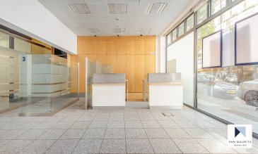 Situé dans une rue très animée et commerçante, ce local commercial qui a été une banque pourra convenir à diverses activités professionnelles.
Passé le sas d'entrée de ± 5 m², vous pénétrez dans l'espace d'accueil ± 39 m² qui comporte encore certaines installations dues à l'ancienne activité, comme les guichets d'accueil clients derrière lesquels ont été aménagés de grands placards occupant tout un mur.
De très grandes baies vitrées, occupant toute la façade donnant sur le trottoir font que cette zone est très lumineuse.
Un local de ± 4 m², accessible depuis l'espace d'accueil peut servir de débarras.
Sur la partie arrière, un couloir, dont les cloisons sont de grandes parois de verres, permet d'accéder aux deux bureaux individuels de ± 7 m² et ± 8 m².
Enfin un couloir permet d'avoir accès à la sortie de secours donnant sur le hall d'entrée des appartements situés dans les étages supérieurs, ainsi qu'au sous-sol.
Celui-ci est constitué d'un couloir ± 7 m² donnant accès aux différentes pièces, à savoir :
Une cuisine de ± 12 m², des WC hommes et WC femmes de ± 6 m² chacun, d'un local de stockage de ± 13 m² contiguë à la cuisine, une deuxième salle de stockage de ± 14 m², un local électrique/informatique de ± 3 m² et une ancienne salle des coffres pouvant servir de débarras.
