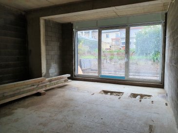 *** SOUS COMPROMIS *** SOUS COMPROMIS *** SOUS COMPROMIS ***
Situé dans une rue calme à Gasperich, au rez de chaussée d'un petit immeuble résidentiel en construction, cet appartement d'une superficie ± 52 m² se composera comme suit :

Le hall d'entrée ± 4 m² dessert le séjour ± 25 m² avec espace pour cuisine équipée et accès à la terrasse ± 20 m² orienté nord, la salle de douche ± 8 m² et la chambre de ± 15 m² avec espace pour placards intégrés.

Buanderie commune, cave ± 4 m², emplacement vélos


Généralités:
•Disponibilité: fin des travaux - Décembre 2020
•Situation idéale :
- Large offre de transports en commun depuis et vers la ville (bus, futur tram)
- Village de Gasperich avec accès au Ban de Gasperich : Lycée vauban, écoles, centre commercial, grand parc arboré, accès autoroutiers, commerces et restaurants