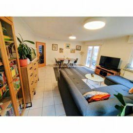 APPARTEMENT ASPELT !!!

Situé dans une résidence bien entretenue datant de 2005, cet appartement lumineux de +/-95 m² vous offre un cadre de vie agréable et fonctionnel. 

Il se compose d'un spacieux séjour, d'une cuisine entièrement équipée, de deux chambres à coucher, parfaites pour une petite famille, salles de douche avec WC et WC séparée.

Le bien bénéficie également dun balcon de +/-8m2, ainsi que d'une cave pour du rangement supplémentaire. 

Garage pour une voiture et un emplacement extérieurs.

Caractéristiques :
- Superficie : 95 m² (±)
- 2 chambres à coucher
- Spacieux salon-séjour
- Cuisine équipée
- Salle de douche
- balcon
- Cave
- Résidence bien entretenue
- Année de construction : 2005
- Proximité des commerces, écoles et transports.

Pour tout renseignement complémentaire ou information veuillez nous contacter par email info@immonordstrooss.lu ou par Tél: 691 850 805.

Proposition de crédit/financement à taux compétitif auprès des banques Luxembourgeoise incluse dans nos services gratuits.