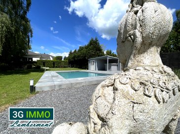 3G Immo Lambermont vous propose, à COSNES-ET-ROMAIN, un BIEN RARE et UNIQUE : une superbe villa de 186m² habitables, de type plain-pied sur sous-sol avec 5 CHAMBRES. Cette maison est érigée sur un TERRAIN DE PLUS DE 24 ARES AVEC PISCINE CHAUFFEE ; LE TOUT EXPOSE PLEIN SUD ET SANS VIS-A-VIS !

Le premier niveau se compose de deux chambres (14,4 et 10,3m²), d'une salle d'eau (douche et Wc) et d'un vaste palier permettant de faire un dressing ou vestiaire ; également présents sur ce niveau, un garage de 24m² et une buanderie. Au rez-de-chaussée nous retrouvons une superbe pièce de vie (salle à manger et salon de 55m²) très lumineuse donnant sur l'immense terrasse « en L » d'une surface de + de 65m² ! A noter la présence d'une petite mezzanine (10m² au sol), endroit idéal pour aménagement déco ou coin lecture. Une cuisine équipée haut de gamme donne également accès à la terrasse ainsi qu'au séjour. La partie nuit se compose d'un Wc, d'une salle d'eau (grande douche italienne) et de 3 chambres (11,5 / 11,7 et 12m²).

Terrain cadastral de 2 495m², sans vis-à-vis, avec une allée et du stationnement permettant de garer plusieurs véhicules, des espaces détente aménagés et beaucoup de zones d'ombre et de fraîcheur grâce aux arbres plantés. Hormis la terrasse plein sud, le point d'orgue extérieur est la superbe piscine au sel chauffée et sécurisée (8,5x4x1,5 m) de 2024 (sous garantie décennale).

D'un point de vue technique, ce pavillon des années 80 a été rénové avec gout et qualité en 2022 et 2023 avec des matériaux et équipements hauts de gamme. Les fenêtres sont en DV PVC avec volets électriques, la toiture est en tuile et le chauffage est assuré par une chaudière au gaz (Daikin), une PAC(Kaysun) et une cheminée à l'aspect moderne dans le séjour avec récupérateurs et distributeurs de chaleur dans toutes les pièces. DPE : C et GES : A avec des coûts annuels de chauffage compris entre 1.160 et 1.640€. Taxe foncière d'environ 1.300€

Un renseignement, une visite ?  
Grégory 06.42.85.79.02  
Chers confrères, je pratique l'interagence.