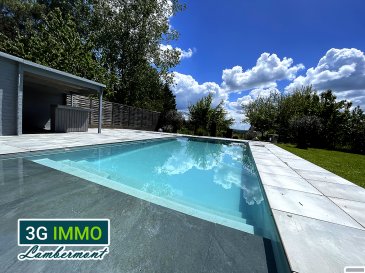 3G Immo Lambermont vous propose, à COSNES-ET-ROMAIN, un BIEN RARE et UNIQUE : une superbe villa de 186m² habitables, de type plain-pied sur sous-sol avec 5 CHAMBRES. Cette maison est érigée sur un TERRAIN DE PLUS DE 24 ARES AVEC PISCINE CHAUFFEE ; LE TOUT EXPOSE PLEIN SUD ET SANS VIS-A-VIS !

Le premier niveau se compose de deux chambres (14,4 et 10,3m²), d'une salle d'eau (douche et Wc) et d'un vaste palier permettant de faire un dressing ou vestiaire ; également présents sur ce niveau, un garage de 24m² et une buanderie. Au rez-de-chaussée nous retrouvons une superbe pièce de vie (salle à manger et salon de 55m²) très lumineuse donnant sur l'immense terrasse « en L » d'une surface de + de 65m² ! A noter la présence d'une petite mezzanine (10m² au sol), endroit idéal pour aménagement déco ou coin lecture. Une cuisine équipée haut de gamme donne également accès à la terrasse ainsi qu'au séjour. La partie nuit se compose d'un Wc, d'une salle d'eau (grande douche italienne) et de 3 chambres (11,5 / 11,7 et 12m²).

Terrain cadastral de 2 495m², sans vis-à-vis, avec une allée et du stationnement permettant de garer plusieurs véhicules, des espaces détente aménagés et beaucoup de zones d'ombre et de fraîcheur grâce aux arbres plantés. Hormis la terrasse plein sud, le point d'orgue extérieur est la superbe piscine au sel chauffée et sécurisée (8,5x4x1,5 m) de 2024 (sous garantie décennale).

D'un point de vue technique, ce pavillon des années 80 a été rénové avec gout et qualité en 2022 et 2023 avec des matériaux et équipements hauts de gamme. Les fenêtres sont en DV PVC avec volets électriques, la toiture est en tuile et le chauffage est assuré par une chaudière au gaz (Daikin), une PAC(Kaysun) et une cheminée à l'aspect moderne dans le séjour avec récupérateurs et distributeurs de chaleur dans toutes les pièces. DPE : C et GES : A avec des coûts annuels de chauffage compris entre 1.160 et 1.640€. Taxe foncière d'environ 1.300€

Un renseignement, une visite ?  
Grégory 06.42.85.79.02  
Chers confrères, je pratique l'interagence.