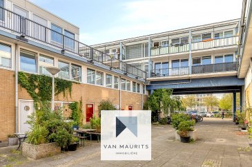 Propriété unique ! 

Cet appartement spacieux d'une chambre dispose d'un balcon ensoleillé (environ 7 m²) au troisième étage, ainsi que d'un box de rangement séparé (environ 5 m²) au rez-de-chaussée, dans un quartier recherché d'Amsterdam-Noord. 

Cet appartement agréable a une superficie habitable d'environ 52 m² et fait partie d'un complexe résidentiel bien entretenu. La propriété a un classement énergétique B, et le droit de superficie a été racheté à perpétuité. L'emplacement est très central et facilement accessible. Le ferry est à moins de 10 minutes à pied, tandis que les routes principales et les transports en commun sont à proximité, y compris un arrêt de la ligne de métro Nord/Sud. Divers magasins sont accessibles à pied, y compris Jumbo Food Market et Dirk van den Broek, tandis que le centre commercial Boven 't Y se trouve à quelques minutes à vélo. 

Amsterdam-Noord est également devenue l'un des quartiers les plus tendance de la ville, avec de nombreuses terrasses et restaurants attrayants. Un parking payant est disponible directement devant l'immeuble, et les résidents peuvent demander un permis de stationnement. 

L'appartement est accessible par l'escalier central et est situé au troisième étage. Le hall d'entrée, avec le placard à compteur, donne accès à la cuisine, qui comporte une installation de cuisine bien entretenue (2007) équipée d'appareils électroménagers intégrés. La salle de bain entièrement carrelée (2007) comprend une douche, un lavabo avec meuble, des toilettes et un raccordement pour machine à laver. 
Le salon a une porte coulissante (2024) donnant accès au grand balcon ensoleillé orienté au sud. L'appartement dispose également d'une chambre spacieuse et fraîche, accessible depuis le salon. Au rez-de-chaussée, vous avez accès à un box de rangement privé adapté aux vélos et autres affaires.

Caractéristiques spéciales 
?	L'appartement est entièrement équipé de fenêtres à double vitrage HR++ (2024), y compris une nouvelle porte coulissante donnant sur le balcon.  
?	Le chauffage et l'eau chaude sont fournis par une chaudière centrale individuelle (Intergas, 2001).  
?	Classe énergétique B.  
?	Année de construction : 1984.  
?	L'appartement est partiellement meublé/fini, y compris du carrelage, des rideaux en filet, des rideaux et un placard de rangement pour le balcon.  
?	Charges de service : 273,56 € par mois.  
?	Le droit de superficie a été racheté à perpétuité.  
?	Situé dans un paysage urbain protégé.  
?	Une fois des frais d'adhésion à la VvE (Association des propriétaires).  
?	Gestionnaire immobilier professionnel nommé par la VvE.

Contact : Maurits van Rijckevorsel  
+352 621 198 891  
maurits@vanmaurits.lu