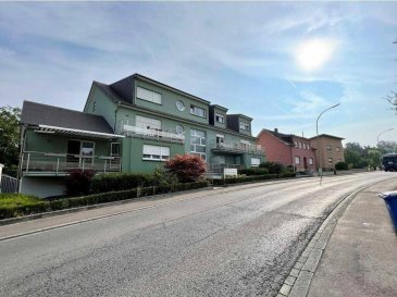 Situé au 1er étage de la résidence construite en 2007, bel appartement proposant +/- 57 m² habitables + terrasse de 13 m², comprenant :

- Hall d'accueil.
- Cuisine équipée ouverte sur séjour.
- Living et salle à manger avec accès à la terrasse de +/- 13 m2.
- 1 Chambre à coucher avec accès terrasse.
- 1 salle de bain avec douche et WC.
- Parking intérieur pour une voiture.
- Parking extérieur pour 1 à 2 voitures (petites).
- Cave privative et buanderie commune.

L'appartement est en très bon entretien.
Il est actuellement loué à 1300 €/mois hors charge.

La résidence est située dans un quartier résidentiel très tranquille.
L'appartement est sur l'arrière de la résidence et n'a aucune vue sur la rue devant.
La terrasse est également sur l'arrière et profite d'une belle vue dégagée.
