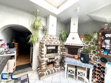 REMICH ? Nouvelle opportunité sur le marché !

Nous vous proposons cette charmante maison unifamiliale, entièrement rénovée avec soin et parfaitement agencée.

Idéalement située à seulement deux minutes à pied du centre-ville de Remich et de toutes les commodités, elle offre un cadre de vie alliant confort, tranquillité et proximité.

Disposition des pièces :

Rez-de-chaussée :
Un salon accueillant
Une cuisine équipée
Un WC séparé
Une arrière-cuisine, idéale pour les amateurs de fours et grillades
Un grand débarras avec espace de stockage faisant également office de cave

1er étage :
Une salle de bain avec baignoire et douche
Une chambre à coucher
Un spacieux living
Accès à deux terrasses situées à l'arrière de la maison, bénéficiant d'une excellente orientation solaire et d'une belle intimité

2ème étage :
Trois chambres à coucher
Un vaste grenier isolé pouvant être aménagé selon vos besoins

Cette maison, prête à emménager, ne nécessite aucun travaux et constitue un bien idéal pour une famille.

Située à Remich, ville pittoresque et touristique longeant la Moselle, vous profiterez d'un environnement agréable, réputé pour ses paysages viticoles, son ambiance conviviale et ses nombreuses activités en bord de rivière.

Disponibilité : à convenir
CPE : en cours de réalisation
Frais d'agence : inclus dans le prix de vente, à charge du vendeur

Pour toute information complémentaire ou organiser une visite, contactez-nous au 26 53 41
Ou directement Mme Veigas au 621 505 621 / cristina.veigas@cl-immo.lu