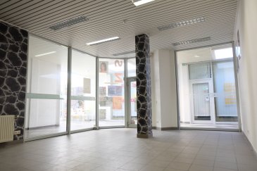 ETTELBRUCK, Grand-Rue, local commercial de 135 m2 sur rez-de-chaussée et 1er sous sol comprenant; local avec grandes vitrines au rez-de-chaussée, deux bureaux, WC, pièce au sous sol .
Contact et visites : Mme Nassim TOLOUI, téléphone : 691 120 478

