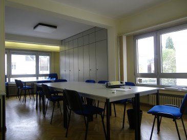 Bureau meublé d'une surface de 117 m², sis à 21, bd. Grande-Duchesse Charlotte au 1er étage.

L'objet est composé comme suit: 
-spacieux hall d'entrée avec vestiaire,
-Wc séparé, 
- une grande salle de réunion, équipée avec les armoires encastrées, 
- une cuisine avec petit balcon, débarras, 
- salle de douche / Wc, 
- 3 pièces équipées avec les armoires encastrées, 

Equipement:
- système d'alarme, 
-câblage informatique.