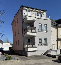 Appartement 2 chambres avec jardin privatif à Lallange.

Situé dans une rue sans issue, au calme absolu dans le quartier très recherché de Lallange, ce bel appartement de 82 m² vous séduira par ses volumes, sa luminosité et son agréable jardin privatif de +/-80 m².

Composition
- Hall d'entrée
- Spacieux salon / salle à manger très lumineux accès petit balcon.
- Cuisine équipée avec accès direct terrasse & jardin
- 2 chambres à coucher
- Salle de bain
- WC séparé

Annexes & équipements
- Jardin privatif de ±80 m²
- Grande cave
- Emplacement extérieur en supplément: 15.000 €
- Quartier calme (rue sans issue)
- Bonne distribution des pièces

Localisation
Situation idéale à Lallange (Esch-sur-Alzette) :
- À proximité immédiate du nouveau Cactus
- Écoles, crèches, commerces à quelques minutes
- Accès rapide vers Belval / Esch / autoroute
- Piste cyclable à proximité

Nous vous invitons à contacter:
Moura Jemp
Tèl: +352621216646

Les surfaces et superficies sont indicatives.
