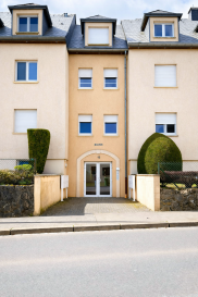 Appartement avec jardin à Soleuvre 

JS Partners Immobilière vous propose ce bel appartement idéalement situé dans un quartier calme et agréable de Soleuvre, proche de toutes commodités.

Description du bien : 

Situé au 1er étage, cet appartement lumineux d'environ 72 m² se compose de :
- Un spacieux séjour avec salon / salle à manger
- Une cuisine équipée fonctionnelle
- 2 chambres
- Une salle de bains
- Un hall d'entrée

Extérieurs :
- Jardin d'environ 20 m²
- Terrasse d'environ 15 m²

Parfait pour profiter des beaux jours en toute tranquillité

Annexes :
- Cave
- 1 emplacement de parking

Situation :

Situé à Soleuvre, dans un environnement résidentiel recherché :
- Proche des commerces
- Accès rapide aux axes routiers
- Écoles et transports à proximité

Points forts : 

- Jardin + terrasse (rare dans ce type de bien)
- 2 chambres
- Lumineux
- Situation calme
- Idéal pour couple / petite famille / investissement

Pour plus d'informations ou organiser une visite :

Moura Jemp 
+352 621216646

(Les surfaces sont données à titre indicatif et sans valeur contractuelle.)