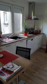 Très bel appartement en duplex, entièrement rénové, situé au 1er étage d'un petit immeuble au centre ville.
Comprenant vaste entrée ou salon, cuisine équipée, séjour, 2 chambres, salle de bains, WC séparé.
Chauffage individuel gaz, terrasse privative, jardin en commun

Honoraires d'agence: 240 euros dont 100 euros pour l'Etat des lieux.