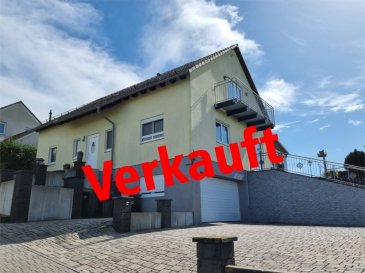 Einfamilienhaus oder Zweifamilienhaus? Hervorragende Lage trifft traumhafte Aussicht !   <br /><br />Lage, Lage, Lage !!!<br /><br />Die Immobilie liegt in einem ruhigen Wohngebiet der Stadt Speicher. Durch die unverbaubare und ruhige Randlage genießt man vom Haus- und vom Grundstück aus, einen wunderschönen Weitblick zur Stadt Speicher und in die umliegende Naturlandschaft.<br /><br />Das Gebäude wurde als Einfamilienhaus gebaut. Unter- und Obergeschoss wurden jedoch so aufgeteilt, dass beide Etagen auch einzeln vermietet werden könnten. Sollten Sie die Immobilie komplett selbst bewohnen müsste am aktuellen Zustand nichts verändert werden. Die Immobilie eignet sich somit zur Eigennutzung genau so gut wie zur Vermietung. <br />Vom Haupteingang aus gelangt man in das Treppenhaus.<br /><br />Aufteilung der Zimmer und Etagen.<br /><br />Im Erdgeschoss (ca. 98 m²) befinden sich die Diele, das Gäste-WC, ein Wohnzimmer, die Küche mit integrierter Einbauküche, ein Tageslichtbad mit Dusche und Badewanne, ein Büro oder Gästezimmer und ein Schlafzimmer mit Ankleide.<br /><br />Ober- und Untergeschoss sind durch eine hübsche Holztreppe miteinander verbunden.<br /><br />Im Obergeschoss (ca. 72 m²) befinden sich die Diele, ein Tageslichtbad mit Dusche, ein großes Schlafzimmer mit Ankleidezimmer und ein Abstellraum. Ein weiteres sehr geräumiges Zimmer wird aktuell als Wohn- und Esszimmer mit offener Küche (inklusive Küchenzeile) genutzt. Dieses Zimmer könnte sehr leicht in zwei weitere z.B. Schlafzimmer geteilt werden. Von diesem Zimmer aus gelangt man auch auf den Balkon mit traumhafter Aussicht. <br /><br />Der Bodenbelag vom Balkon wurde vor einigen Monaten komplett erneuert.<br /><br />Die Immobilie ist voll unterkellert. Es handelt sich hier um einen äußerst sauberen und gefliesten Keller mit mehreren Abstellräumen, einem Hauswirtschaftsraum mit Starkstromanschluss und einer sehr großen Garage mit kleiner Werkstatt.<br /><br />Das Grundstück ist vollständig angelegt. Alles Gehwege sind gepflastert. Vor dem Haus und der Garage stehen mehrere PKW-Außenstellplätze bereit. <br /><br />Das Gebäude wurde nach hinten durch einen Wintergarten erweitert. Der Wintergarten ist mit Trapezblech eingedeckt und lässt sich an der Vorderseite mit Rollos komplett öffnen und verschließen. Ein weiteres Holzhaus bietet auf ca. 30 m² viel Platz zum Unterstellen oder zum Feiern. Die pflegleichte Hof- und Wiesenfläche kann individuell genutzt werden.<br /><br />Beheizt wird das Gebäude über Erdgas.<br /><br />Das Wohnhaus kann zeitnah übernommen werden und befindet sich bis auf die private Gestaltung in einem einzugsfertigen Zustand.<br /><br />Hinweis:<br />Wir weisen höflich darauf hin, dass alle Angaben zur Größe und Beschaffenheit des Gebäudes und des Grundstücks auf den uns übermittelten Daten beruhen und nicht durch uns geprüft wurden. <br /><br />Bei Reservierung der Immobilie benötigen wir für den Verkäufer eine schriftliche Finanzierungsbestätigung Ihrer Bank.  <br /><br />Verzichten Sie auf die in der heutigen Zeit schier unkalkulierbaren Baukosten, fehlende Handwerker und nervenaufreibenden Baustress. <br /><br />Sofort einziehen und wohlfühlen!<br /><br />So macht Leben und Wohnen Spaß.<br /><br />Gerne beraten wir Sie in einem persönlichen Gespräch. <br />Anfragen vorzugsweise per E-Mail mit Angabe von Namen, Anschrift und Telefonnummer.<br />E-Mail: pick@pick-immobilien.de<br /><br />Mit einem Klick - bei Immobilien Pick.<br />www.pick-immobilien.de<br /><br />Wir freuen uns auf Sie!<br /><br /><br />Pick-Immobilien in Bitburg.<br /><br />Ihr Immobilien-Partner im Bereich Bitburg-Eifel-Trier-Mosel und natürlich Luxemburg.<br /><br />Persönliche Beratung und Betreuung vom ersten Gespräch bis zum Notar.<br /><br />Gerne erstellen wir Ihnen unverbindlich ein auf Sie zu geschnittenes Finanzierungsangebot.<br /><br />Besuchen Sie uns auch im Internet.<br />www.pick-Immobilien.de<br /><br />Wir freuen uns auf Sie!Lage:<br />54662 Speicher<br />Eifelkreis Bitburg-Prüm in Rheinland-Pfalz.<br /><br />Entfernungen: <br />Luxemburg - Echternach ca. 30 Km<br />Luxemburg - Rosport-Mompach ca. 28 Km<br />Luxemburg - Stadt ca. 66 Km<br />Belgien St. Vith ca. 71 Km<br />Niederland Maastricht ca. 162 Km<br />Bitburg ca. 18 Km<br />Prüm ca. 50 Km<br />Wittlich ca. 25 Km<br />Daun ca. 48 Km<br />Gerolstein ca. 48 Km<br />Trier ca. 30 Km<br />Köln ca. 161 Km<br />Bonn ca. 155 Km<br />Frankfurt am Main ca. 188 Km<br /><br />Die Angabe der Kilometer variiert ja nach Auswahl der Route.