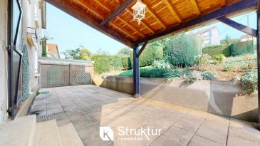 . Maison 4 chambres avec jardin, terrasse et garage  - Proche Frontière Luxembourgeoise

À proximité immédiate du Luxembourg, cette maison mitoyenne de 127 m2 habitables offre un grand jardin arboré de 6,27 ares, un garage, une terrasse et 4 chambres. Un cadre paisible, proche des écoles, commerces et transports, idéal pour les frontaliers.

Le rez-de-chaussée comprend une entrée, une cuisine équipée avec accès direct à la terrasse et au jardin, un salon-séjour lumineux avec cheminée et un WC séparé.

À l'étage, deux chambres spacieuses, une salle d'eau moderne et une pièce supplémentaire à aménager selon vos besoins.

Le dernier niveau offre deux chambres supplémentaires et un cellier, pouvant facilement être transformé en salle d'eau.

Le sous-sol complet comprend une buanderie avec douche, un atelier, une cave à vin, des espaces de rangement et un garage avec porte motorisée.

À l'extérieur, une place de stationnement devant la maison et un jardin verdoyant avec grande terrasse partiellement couverte, parfaite pour les repas en plein air.

Équipements :


Menuiseries bois/PVC double vitrage 


Chauffage central au gaz (chaudière Buderus)


Salle d'eau meublée avec radiateur sèche-serviettes


Une maison de caractère, lumineuse et fonctionnelle, offrant de belles possibilités d'évolution.

 DPE : F/F

 Estimation des coûts annuels d'énergie du logement Les coûts sont estimés en fonction des caractéristiques de votre logement et pour une utilisation standard sur 5 usages (chauffage, eau chaude sanitaire, climatisation, éclairage, auxiliaires) voir p.3 pour voir les détails par poste. entre 3 740 EUR et 5 090 EUR par an Prix moyens des énergies indexés sur les années 2021, 2022, 2023 (abonnements compris)

 Honoraire charge acquéreur inclus dans le prix : 3,5%