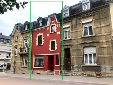 Schaus Immobilier vous propose à la vente cette maison mitoyenne, implantée dans une rue agréable à proximité de toutes les commodités.

L’entrée dans la maison se fait au rez-de-chaussée, desservant :
-	Un salon/salle à manger (+-32,50m2) 
-	Une cuisine (+-9,50m2)
-	Une première chambre avec une salle d’eau attenante.
-	Une grande terrasse.

Un escalier en bois permet d’accéder au premier étage où se trouvent :
-	Un salon/salle à manger (+-26,50m2)
-	Une cuisine attenante (+-8,50m2)
-	Une salle de douche avec fenêtre
-	Un grand balcon

Un escalier en bois permet d’accéder au second étage :
-	Une deuxième chambre (+-14,50m2)
-	Une troisième chambre (+-13,50m2) avec accès à un balcon
-	Une quatrième chambre (+-12,50m2) avec un WC

Des escaliers permettent d’accéder au grenier.

La maison est complétée par un grand sous-sol.

En ce qui concerne les équipements de la maison :
-	Les fenêtres sont en double vitrage
-	La toiture a été nettoyée et traitée avec un produit imperméabilisant
-	Le bien est chauffée au mazout avec une chaudière de la marque Buderus. Le raccordement au gaz est présent dans la maison.
-	Certificat de performance énergétique : H-H
-	Disponibilité de la maison : à convenir

La maison se trouve à proximité immédiate de toutes les commodités :

Nous sommes à votre disposition pour tout renseignement complémentaire et un rendez-vous de visite.

Les honoraires de négociation sont à la charge du vendeur.

Ref agence :VM0297
