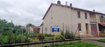Charmante maison de village avec jardin, proche de Bouzonville. 4 chambres.
Découvrez cette charmante maison de village, située au 23 rue principale à BECKERHOLZ (commune de FILSTROFF 57 320), un endroit paisible à proximité immédiate de Bouzonville, des frontières allemande et luxembourgeoise.
Cette ancienne fermette, construite en pierres de pays, sur un terrain de 14a88, a été parfaitement entretenue, à l'intérieur comme à l'extérieur. Avec une surface habitable de 151.60 m², elle offre de beaux volumes et un agencement optimisé pour une famille.
Les caractéristiques de la maison :
•	Rez-de-chaussée : Il comprend un séjour de 13,54 m², un salon de 13,22 m², et une cuisine de 12,03 m². 
•	L’on y trouvera encore une salle de bains, une salle d’eau et WC, et une cuisine d'été.  
•	À l'étage : A l’étage sur dalle béton, quatre chambres lumineuses, de 13,35 m², 13,80 m², 13,95 m² (avec accès balcon), et 15,53 m². 
•	Ainsi qu’une salle d'eau et un WC séparé.
Extérieurs et atouts supplémentaires :
•	Garage et dépendances : La maison dispose d'un garage de 9,32 m de long pouvant accueillir deux véhicules en alignement, ainsi que d'un atelier de 16,35 m² et d'un débarras de 22,78 m² au rez-de-chaussée. 
•	Terrain et jardin : Le terrain de 14a88ca s'étend sur le côté gauche et à l'arrière de la maison. Il est clos et joliment arboré, offrant un cadre idéal pour la détente en famille.
•	Environnement : Bien que le hameau ne propose pas de commerces sédentaires, tous les services sont accessibles à moins de cinq kilomètres, dans l'agglomération de Bouzonville. 
*** Double vitrage sur châssis bois et PVC                                                                         *** Chauffage central au fuel domestique.                                                                        *** Importants espaces de stockage.
NB : LE BIEN EST IMMEDIATEMENT DISPONIBLE – LES FRAIS D’AGENCE SONT A LA CHARGE DU VENDEUR.
Pour plus d'informations ou pour organiser une visite, contactez : Gérard STOULIG - Agent commercial EI au : 06 03 40 33 55. Mail : agenceabel@gmail.com