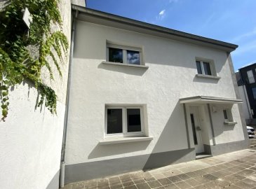 Belle petite maison d'une surface habitable de +/- 100 m² sur un terrain plat de 3,28 ares dans une rue sans issue dans un environnement calme en pleine verdure. Elle a été construite en 1935 et a été rénovée en 2016 - plan de la maison, sur demande.

Au rez-de-chaussée : une cuisine équipée ouverte de 11,91 m² vers le living et la salle à manger de 26,68 m² avec accès vers une terrasse couverte avec jardin fermé - un petit débarras - un WC séparé avec fenêtre - un hall d'entrée

A côté de la maison : un garage fermé pour une voiture avec chaufferie
A l'extérieur : trois emplacements de parking

Au 1ier étage :
deux chambres à coucher (16,34 m² et 12,40 m²)  - une salle de bains avec douche / baignoire / deux lavabos et WC avec fenêtre de 10,32 m²  - une petite chambre (bureau / dressing) de 5,71 m²

Au 2e étage :
un escalier en béton vous mène au grenier, lequel est complètement aménageable en une grande chambre à coucher et une salle de bains.
L'électricité et le chauffage sont déjà en place

La situation géographique de la maison est excellente :
*  Gare de Lorentzweiler (à 4 minutes de voiture)
*  Autoroute, accès à Lorentzweiler (à 5 minutes de voiture), soit direction Mersch (Nord du pays) ou bien direction plateau du Kirchberg (à 20 minutes de voiture)
*  Aéroport du Findel (à 15 minutes de voiture)
*  Piste cyclable s'étend entre Luxembourg et Ettelbruck en passant par Lintgen et Gosseldange