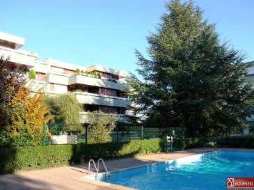 STUDIO DANS RESIDENCE SECURISEE AVEC PISCINE NANCY/BOUFFLERS.  Venez découvrir à NANCY/Square de Boufflers, à 3 minutes en voiture et moins de 15 minutes à pieds de l'école de condé, ce studio lumineux d'une surface de 24.50m2. Situé au rez-de-jardin d'une Résidence sécurisée avec gardien, il offre : un couloir, une kitchenette équipée, une pièce de vie avec accès sur un petit espace vert commun, ainsi qu'une salle d'eau avec WC. Système de chauffage individuel électrique (convecteur) + collectif (chauffage au sol). Cave privative au sous-sol. La résidence offre un cadre verdoyant avec un jardin commun arboré équipé de bancs, ainsi qu'une piscine enterrée collective. L'accès à cette dernière se fait via un pass, dont l'acquisition se fait auprès du gardien de l'immeuble (coût d'environ 15.00 EUR). Idéalement situé, proche de toutes commodités dont transports, écoles et commerces. Loyer : 380.00 EUR charges comprises (soit 330.00 EUR de loyer + 50.00 EUR de charges comprenant l'électricité des parties communes, l'entretien des parties communes dont ascenseur, l'eau froide, le gardiennage, ainsi que la taxe des ordures ménagères). Dépôt de garantie : 330.00 EUR. Honoraires : 269.00 EUR TTC dont 73.00 EUR pour l'état des lieux. Si vous avez besoin d'aide dans votre recherche de logement, votre agence AGENCE DE BOUFFLERS se fera un plaisir de vous aider. www.agencedeboufflers.fr / agencedeboufflers@orange.fr. LIBRE LE 29 MAI 2026.
Les informations sur les risques auxquels ce bien est exposé sont disponibles sur le site Géorisques : www.georisques.gouv.fr