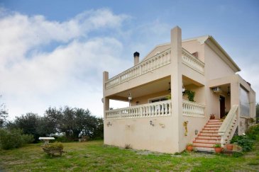 Découvrez cette spacieuse et magnifiquement conçue résidence individuelle offrant une vue imprenable sur la mer depuis presque chaque pièce. Construite en 2012 et située sur un terrain généreux de 903,3 m², cette propriété combine confort, fonctionnalité et fort potentiel d'investissement. Idéalement située à seulement 15 minutes en voiture du centre-ville, elle offre le parfait équilibre entre accessibilité et tranquillité ainsi que la beauté naturelle de la campagne.

Aperçu de la propriété
? Superficie totale couverte : 265,87 m²
? Taille du terrain : 903,308 m²
? Étages : Sous-sol, Rez-de-chaussée, Premier étage
? État : Mises à jour cosmétiques mineures et peinture extérieure nécessaires
? Statut : Actuellement loué (générant des revenus)
? Statut légal : Entièrement légalisé

Agencement & Caractéristiques
Sous-sol (101,11 m²)
? Grand espace de stockage
? Véranda couverte (5,56 m²)

Rez-de-chaussée (90,92 m²)
? Salon lumineux et salle à manger avec accès direct à la véranda
? Cuisine entièrement fonctionnelle séparée
? Bureau privé / bureau
? WC
? Salle de stockage
? Petit balcon avec escalier menant au jardin
? Escalier interne menant au premier étage
? Vérandas couvertes (21,66 m² & 5,25 m²)
? Garage couvert (15,57 m²)

Premier étage (73,84 m²)
? 3 chambres confortables
? 1 salle de bains principale
? Dressing
? 2 grandes vérandas avec des vues spectaculaires

Caractéristiques supplémentaires
? Chauffage central via la cheminée
? Chauffe-eau et panneau solaire pour l'eau chaude
? Terrain entièrement clôturé avec deux portails
? Vues mer dégagées depuis tous les principaux espaces de vie et chambres
? Droit de délivrer un permis de construire pour la construction d'une piscine

Remarques importantes
? Entretien mineur requis (améliorations cosmétiques)
? La propriété est actuellement louée (idéale pour les investisseurs)

Points forts de l'investissement
? Combinaison idéale de vues sur la mer + taille de terrain + emplacement
? Potentiel de revenus locatifs immédiat
? Idéal pour résidence permanente, maison de vacances ou développement locatif haut de gamme

Contactez-nous aujourd'hui pour plus d'informations ou pour organiser une visite.
Tel. +3(0) 6974942374
Adresse email : ballimaria7@gmail.com