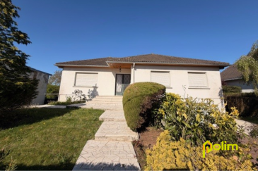 Quartier résidentiel.  Cette charmante maison individuelle des années 70 saura vous séduire par son cachet, sa luminosité et son agencement particulièrement fonctionnel. Un agréable jardin clos idéal pour les moments de détente, ainsi qu'un espace de stationnement et deux garages sont de véritables atouts. Cette maison au fort potentiel n'attend plus que vous pour révéler tout son charme.
 Les informations sur les risques auxquels ce bien est exposé sont disponibles sur le site Géorisques : www.georisques.gouv.fr