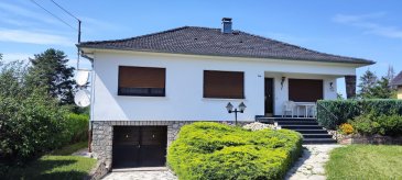 Maison Neufgrange 5 pièces - 115 m². Exclusivité chez Nord Sud Immobilier
Maison individuelle de 1968 en bon état général, située dans un environnement calme et sans vis-à-vis. Elle offre de beaux volumes ainsi qu'un réel potentiel grâce à ses combles aménageables.

- Le rez-de-chaussée se compose d'une cuisine équipée, d'un salon, d'une salle à manger, de trois chambres, d'une salle d'eau et d'un dégagement.
- Le sous-sol semi-enterré comprend un garage pouvant accueillir deux véhicules en enfilade, une cave, une chaufferie, une buanderie, une cuisine d'été, un atelier ainsi qu'une douche et un WC.

PVC double vitrage datent de 1997 - volets roulants en PVC.
Le chauffage est assuré par une pompe à chaleur récente. 


Le terrain est arboré avec une vue dégagée sur l' étang.
 Le bien est raccordé au tout-à-l'égout.

Disponible immédiatement - Venez vite visiter ce bien !

Les informations sur les risques auxquels ce bien est exposé sont disponibles sur le site Géorisques : www.georisques.gouv.fr

Nord Sud immobilier à Sarreguemines, Rohrbach les Bitche, Bitche et Diemeringen.