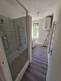 Appartement rénové situé au 2e étage sans ascenseur d'un petit immeuble au centre ville de JOEUF, proche des commerces.
Comprenant cuisine avec meubles + évier, séjour, 1 chambre, salle d'eau.
Chauffage électrique.
Garage