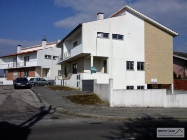AVEIRO<br>Aveiro est une coquette ville pittoresque située au sud de Porto et connue pour ses canaux, ses voies navigables et ses gondoles. Vous trouverez à proximité les splendides plages de Costa Nova ainsi que les maisons aux rayures colorées qui décorent le bord de la plage. <br>Vous ne pourrez pas rater les pittoresques bateaux surnommés Moliceiros, très populaires parmi les visiteurs ; leur forme de gondole a gagné à la ville d\'Aveiro le surnom de « Venise du Portugal » <br>Situé à 75 km de Porto, pour voyager d\'une ville à l\'autre en toute simplicité, nous vous recommandons de prendre l\'un des trains qui partent de la gare centrale de São Bento à Porto et qui passent par la gare de Campanhã-Porto, située dans la partie ouest de la ville.<br>Immo Casa vous propose 4 maisons (constructions récentes) à Azurva (7 km d\'Aveiro) dans une zone résidentielle comprenant:<br>3 à 4 chambres à coucher, cuisine équipée, séjour, garages, emplacements extérieurs, terrasses etc<br><br>Lot 1      195.000€<br>Lot 3      195.000€<br>Lot 4      185.000€<br>Lot 5      185.000€<br><br>Plans et photos sur demande<br><br>AVEZ-VOUS DÉJÀ PENSÉ À AVOIR UNE MAISON AU PORTUGAL? <br><br>Sachez que le Portugal offre des conditions attractives pour votre achat, qu\'il soit à titre personnel ou pour investissement. Pas de taxe sur le revenu pendant 10 ans.<br><br>Immo Casa vous propose plus de 500 biens au Portugal des appartements de 75m2, à la Villa de 500m2, dans des endroits très prisés du Portugal. Financements à 90% par une institution financière Portugaise.<br>Du Nord au Sud du Portugal en passant par le Centre et le Littoral, des maisons et appartements dans des villes à l\'intérieur, comme des maisons et appartements au bord de la mer. <br>Quelques villes, Aveiro, Braga, Porto, Coimbra, Nazaré, Figueira da Foz, Campo-Maior, Portalegre, Setúbal(Troia), Lisboa, Cascais, Estoril, Faro, Olhão, Albufeira et beaucoup d\'autres.<br>Vous pouvez nous envoyer votre recherche quel type de bien et votre budget et on se fera un plaisir à vous le trouver.