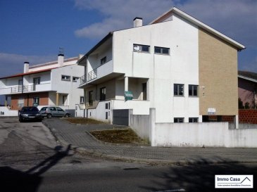 AVEIRO
Aveiro est une coquette ville pittoresque située au sud de Porto et connue pour ses canaux, ses voies navigables et ses gondoles. Vous trouverez à proximité les splendides plages de Costa Nova ainsi que les maisons aux rayures colorées qui décorent le bord de la plage. 
Vous ne pourrez pas rater les pittoresques bateaux surnommés Moliceiros, très populaires parmi les visiteurs ; leur forme de gondole a gagné à la ville d'Aveiro le surnom de « Venise du Portugal » 
Situé à 75 km de Porto, pour voyager d'une ville à l'autre en toute simplicité, nous vous recommandons de prendre l'un des trains qui partent de la gare centrale de São Bento à Porto et qui passent par la gare de Campanhã-Porto, située dans la partie ouest de la ville.
Immo Casa vous propose 4 maisons (constructions récentes) à Azurva (7 km d'Aveiro) dans une zone résidentielle comprenant:
3 à 4 chambres à coucher, cuisine équipée, séjour, garages, emplacements extérieurs, terrasses etc

Lot 1      195.000€
Lot 3      195.000€
Lot 4      185.000€
Lot 5      185.000€

Plans et photos sur demande

AVEZ-VOUS DÉJÀ PENSÉ À AVOIR UNE MAISON AU PORTUGAL? 

Sachez que le Portugal offre des conditions attractives pour votre achat, qu'il soit à titre personnel ou pour investissement. Pas de taxe sur le revenu pendant 10 ans.

Immo Casa vous propose plus de 500 biens au Portugal des appartements de 75m2, à la Villa de 500m2, dans des endroits très prisés du Portugal. Financements à 90% par une institution financière Portugaise.
Du Nord au Sud du Portugal en passant par le Centre et le Littoral, des maisons et appartements dans des villes à l'intérieur, comme des maisons et appartements au bord de la mer. 
Quelques villes, Aveiro, Braga, Porto, Coimbra, Nazaré, Figueira da Foz, Campo-Maior, Portalegre, Setúbal(Troia), Lisboa, Cascais, Estoril, Faro, Olhão, Albufeira et beaucoup d'autres.
Vous pouvez nous envoyer votre recherche quel type de bien et votre budget et on se fera un plaisir à vous le trouver.
Ref agence :TC1906297