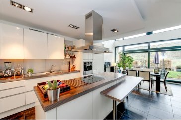 Superbe maison avec vue dégagée sur la Moselle
(deutsche Fassung weiter unten)

RE/MAX spécialiste de l'immobilier à Wasserbillig vous propose cette magnifique maison située au calme, à l'abris de toute circulation, avec une vue magnifique sur les berges de la Moselle.

Cette maison est composée

- au rez-de jardin : d'une cuisine haut de gamme ouverte sur la salle à manger
- au premier niveau : d'un espace vie avec des toilettes séparés
- au deuxième niveau : d'une salle de bain avec douche à l'italienne, de deux chambres à coucher dont une équipée avec un vaste dressing

Pour profiter du paysage bucolique avoisinant, cette maison vous propose une magnifique toit en terrasse et un jardin accueillant parfaitement entretenu au rez-de-jardin.

Un garage fermé en sous-terrain (au niveau rez-de-jardin avec un accès direct à l'habitation) pouvant accueillir 2 voitures vient compléter ce bien.

----

Modernes Haus mit herrlichem Moselblick in Wasserbillig

Das Haus ist wie folgt aufgeteilt :

Gartengeschoss : Küche / Esszimmer mit Ausgang auf die Terrasse, hochwertige Einbauküche, separater Hauswirtschaftsraum, weitere Abstellräume, Zugang zur Garage

Erstes Geschoss : Eingangsbereich mit Gäste WC, grosser Wohnbereich

Zweites Geschoss : zwei Schlafzimmer (eines mit grossem begehbaren Kleiderschrank), exklusives Duschbad sowie Treppe zur Dachterrasse

Das Haus verfügt über eine grosse Dachterrasse mit zusätzlichem Abstellraum für Grill und Gartenmöbel. Eine weitere Terrasse im Gartengeschoss mit Blick auf die Mosel. Kein Durchgangsverkehr, zwischen dem Haus und der Mosel gibt es nur noch einen Fahrradweg. Fussbodenheizung im gesamten Haus, automatische Rolladen,  hochwertige Bodenbeläge und mehrere Einbauschränke sowie eine grosse Doppelgarage mit automatischem Sektionaltor komplettieren das Angebot.


