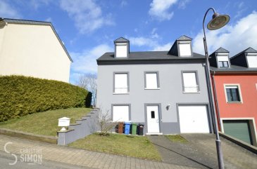 SOUS COMPROMIS<br><br>L\'agence immobilière Christine Simon S.à.r.l., vous propose en exclusivité cette belle maison jumelée à CLEMENCY construite sur un terrain de 3,33 ares.<br><br>La maison d\'une surface totale utile d\'environ 175 m2, et d\'une surface habitable d\'environ 140 m2, se compose comme suit:<br><br>Au rez-de-chaussée:<br>Garage pour 1 voiture, hall d\'entrée, une toilette séparée, chaufferie, buanderie et un « atelier » qui peut servir de bureau/chambre<br><br>Au 1er étage (rez-de-chaussée rehaussé)<br>Accès par l\'escalier vers la cuisine équipée, un living et salle à manger, salle de douche avec fenêtre et 1 chambre à coucher. <br><br>2ème étage:<br>Accès par l\'escalier vers un hall de nuit<br>1 grande chambre et 1 chambre qui est utilisée actuellement comme salle de fitness, une salle de douche avec toilette.<br><br>Extérieur:<br>Passage latéral qui mène vers la terrasse derrière la maison (terrasse en carrelage) et le jardin arboré et clôturé. <br>Travaux à prévoir.<br><br>DETAILS TECHNIQUES<br><br>Construction traditionnelle en béton.<br>Année de construction de la maison: 1996.<br>Le chauffage est au mazout et la chaudière date de 1996. <br>Le raccordement du gaz est prévu dans le garage.<br>Les fenêtres sont en PVC en double vitrage.<br>La toiture est en ardoise et isolée.<br>L\'agence immobilière Christine SIMON S.à.r.l., se chargera de faire établir un passeport énergétique.<br><br>La maison est située dans une rue calme sans issue.<br><br>HONORAIRES ET AUTRES INFORMATIONS<br>Toutes les indications dans le présent document sont basées exclusivement sur les informations mises à notre disposition par nos clients. Nous n\'assumons aucune garantie quant à la complétude, l\'exactitude et l\'actualité de ces indications.<br>Les frais et honoraires de notaire et d\'inscription sont à charge de l\'acquéreur.<br>La commission de vente est à charge du vendeur qui à signé le mandat avec notre agence.<br><br>Si vous êtes intéressés à visiter, contacter l\'agence par téléphone au 26 53 00 30 1 ou par eMail info@christinesimon.lu.<br><br>Nous sommes en permanence à la recherche d\'appartements, maisons ou terrains en location ou en vente pour nos clients solvables.<br><br><br>