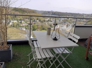 Découvrez cet appartement exceptionnel en location, situé dans le quartier prisé de Limpertsberg, Luxembourg. 

Détails de la propriété:
Cet appartement spacieux de 112 m² dispose de 3 chambres à coucher, parfait pour une famille ou ceux qui recherchent un espace supplémentaire. Avec une salle de bain et une douche, ainsi qu'un toilettes, vous trouverez tout le confort nécessaire. L'appartement est moderne avec une cuisine équipée ouverte, idéale pour recevoir des convives. Profitez de l'extérieur grâce à une terrasse et un balcon, tous deux d'une surface de 12 m² chacun. Le logement offre également un garage intérieur et une place de stationnement extérieur, ajoutant une commodité supplémentaire pour le stationnement. Prêt à emménager à partir du 1er août 2026, ce bien est desservi par la fibre optique et dispose d'un certificat énergétique classe G. L'immeuble comprend un ascenseur et une cave pour plus de rangement.

Infrastructures à proximité:
Le quartier de Limpertsberg offre une ambiance accueillante et conviviale, parfaite pour ceux qui aiment la tranquillité tout en étant proches du centre-ville de Luxembourg. On y trouve d'excellentes écoles et établissements d'enseignement, ainsi que des options de shopping et de restauration variées. De nombreux parcs et espaces de loisirs sont à disposition pour les moments de détente, et plusieurs options de transport facilitent vos déplacements dans la ville et au-delà. Les services de santé sont également facilement accessibles pour répondre à tous vos besoins médicaux.

Ne ratez pas cette opportunité unique! Planifiez une visite en nous contactant via le formulaire de contact ou par téléphone + 352 661 33 44 22  Natacha BIVORT dès aujourd'hui.