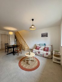 Situé à Bertrange, ce charmant duplex meublé prend place au sein d'un ancien corps de ferme entièrement rénové.

Le logement se compose d'un espace de vie agréable et fonctionnel, aménagé pour offrir un cadre de vie confortable au quotidien. Son agencement en duplex permet une belle séparation des espaces et apporte beaucoup de charme à l'appartement.

Vous disposerez également d'une salle de douche, pratique et fonctionnelle. Ce bien meublé est idéal pour une personne seule ou un couple souhaitant s'installer dans un logement prêt à vivre, dans un environnement calme.

Le loyer mensuel est complété par une provision sur charges de 20 €, comprenant l'électricité des parties communes, ainsi que la taxe d'enlèvement des ordures ménagères (TEOM).

Les honoraires de location s'élèvent à 353 €, dont 249 € pour les visites, la constitution du dossier et la rédaction du bail, et 104 € pour l'état des lieux.

Conformément à la réglementation en vigueur, les informations relatives aux risques auxquels ce bien est exposé sont disponibles sur le site officiel : www.georisques.gouv.fr.