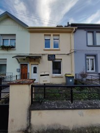 NILVANGE - Belle maison mitoyenne 4 pièces avec jardin. L\'agence SCATA Immobilier vous propose en exclusivité cette jolie maison mitoyenne situé à Nilvange.<br/>Quelques rénovations à prévoir.<br/>Superficie totale de 95m².<br/><br/>Vous y découvrirez une cuisine ouverte sur salon/séjour avec une baie vitré accès jardin. Une salle d\'eau avec douche, toilette, meuble vasque.<br/>A l\'étage, vous disposerez de deux chambres, avec des combles mezzanines aménagés possibilité de faire une 3ème chambres.<br/><br/>Extérieur :<br/> A l\'avant de la maison, une petite terrasse.<br/>A l\'arrière de la maison, un jardinet avec cabanon.<br/><br/>DISPONIBLE DE SUITE.<br/><br/><br/>