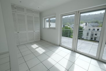 Luxembourg-Beggen, 219, rue de Beggen, appartement rénové de 50 m2 + 14 m2 de terrasse, au troisième et dernier étage avec ascenseur et comprenant : entrée, WC séparé, living sur terrasse, placard, cuisine équipée ouverte sur le living, chambre à coucher, salle de douche avec emplacement pour lave-linge. Libre de suite. Pour un couple au maximum. 
Prix : 1560 euros + 200 euros de charges forfaitaires, électricité et internet en plus.
Frais d'agence : un mois de loyer + TVA, 50% à charge du bailleur, 50% à charge du locataire. Contact et visites : Rosalba MAITRE, email: rosalba@parkagence.lu, téléphone : 691 550 189 et Arianna GHITTINO, téléphone : 691 205 573, email : arianna@parkagence.lu