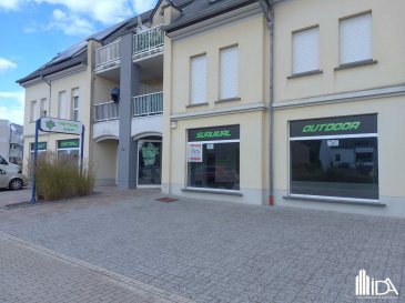 L'Immobilière de l'Attert vous propose en vente ce local commercial situé à Erpeldange à 6 minutes d'Ettelbruck.

Le local commercial de +/- 230 m² se compose d'un magasin de +/- 116 m², d'un bureau de +/- 13 m², petite kitchenette et un wc.

A l'arrière du bâtiment un espace de stockage de +/- 96m² avec accès via 2 portes de garages.

Le local dispose de 8 emplacements de parking extérieurs.

Pour plus d'informations ou pour visiter cette propriété, contactez-nous au +352 23 62 90 20 ou sur immo@immoaida.lu

Consultez nos biens sur www.immoaida.lu