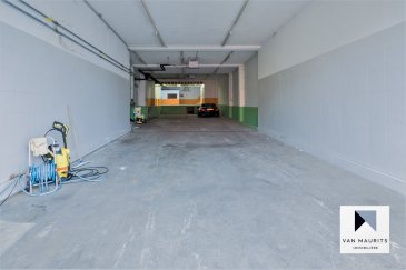 Situé dans la zone commerciale de Kayl, à proximité de la nouvelle plateforme logistique de Bettembourg, ce dépôt/entrepôt d'une surface de ± 464 m² avec porte de garage électrique profite d’une belle hauteur sous plafond de ± 2 m 86. Chauffé, ventilé et sécurisé, l’entrepôt se compose comme suit :

Au rez-de-chaussée, un hall commercial de ± 150 m², une salle de douche ± 13 m² avec wc, une cuisine ± 23 m², un local de rangement ± 45 m² et enfin, un second hall commercial ± 85 m².
Au premier étage, un hall de stockage ± 149 m² et une grande terrasse servant de stockage sur le toit ± 93 m².


Détails supplémentaires :
 
- Charges faibles : ± 200 € / mois ;
- Idéal pour une entreprise du bâtiment ou un collectionneur de voitures ;
- Situé dans un quartier recherché, à proximité de la nouvelle plateforme logistique de Bettembourg.


Agent responsable du dossier : Geoffrey DEPRE
E-mail : geoffrey@vanmaurits.lu
Mobile : (+352) 661 127 777
