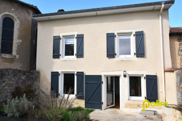 Charmante maison de village..  Maison de village de 166m2 proche Hyper centre et gare comprenant : Hall d'entrée, cuisine, salon/séjour en accès direct terrasse et jardin, salle de bains WC, 4 chambres dont deux avec un dressing, un bureau, une salle de jeux, salle d'eau avec WC. Cave et jardin plein sud sur l'arrière de la maison.
 Les informations sur les risques auxquels ce bien est exposé sont disponibles sur le site Géorisques : www.georisques.gouv.fr