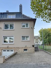 ESCH-SUR-ALZETTE ? LALLANGE

Maison mitoyenne d'un seul côté avec 4 chambres, grand jardin et garage

Située dans le quartier résidentiel prisé et paisible de Lallange, à Esch-sur-Alzette, cette charmante maison mitoyenne d'un seul côté bénéficie d'un environnement agréable, à proximité immédiate de toutes les commodités du quotidien. Érigée sur un terrain de 2,94 ares, cette maison séduit par ses beaux volumes, ses espaces de vie fonctionnels et son grand potentiel, idéal pour accueillir confortablement une famille.

Dès l'entrée, vous découvrirez un rez-de-chaussée lumineux qui s'ouvre sur un hall d'entrée, un séjour convivial, une salle à manger et une cuisine équipée. Cette dernière bénéficie d'un accès direct au grand jardin, qui constitue un véritable atout offrant un espace extérieur agréable pour profiter des beaux jours en famille ou entre amis. Une salle de douche pratique complète ce niveau.

À l'étage, l'espace nuit propose trois belles chambres à coucher et une salle de bains avec baignoire. Le deuxième étage abrite une spacieuse chambre parentale d'environ 30 m², ainsi qu'une pièce supplémentaire pouvant être aménagée selon vos besoins en bureau pour le télétravail, en dressing ou en espace polyvalent.

Pour parfaire le tout, le sous-sol dispose d'un garage, d'une pièce de stockage faisant office de buanderie, d'une salle de sport, ainsi que du local technique équipé d'un système de chauffage moderne et économique par pompe à chaleur.

Le véritable point fort de cette adresse reste son emplacement exceptionnel qui permet de faire absolument tout à pied. Les enfants peuvent se rendre en quelques minutes à l'École fondamentale de Lallange, à la Maison Relais ou au Lycée Technique (LTL) tout proche. Pour vos courses, l'hypermarché Cactus de Lallange, sa galerie marchande et la pharmacie du quartier sont à deux pas. Côté déplacements, les lignes de bus régulières à proximité rejoignent rapidement la gare d'Esch et Luxembourg-Ville, tandis que les accès autoroutiers vers Belval et la capitale sont accessibles en un clin d'oeil.

Prix de vente : 980 000 € ? Frais d'agence inclus.

Les surfaces et les informations mentionnées dans cette annonce sont communiquées à titre indicatif et n'ont aucune valeur contractuelle.

Pour toute question ou demande d'information complémentaire, n'hésitez pas à nous contacter.

Agence ELSA'HOME, à votre écoute pour la concrétisation de vos projets en toute confiance.
........................................................................................

ESCH-SUR-ALZETTE ? LALLANGE

Semi-detached house with 4 bedrooms, large garden, and garage

Situated in the highly sought-after and peaceful residential neighborhood of Lallange, in Esch-sur-Alzette, this charming semi-detached house benefits from a pleasant environment within walking distance of all daily amenities. Built on a 2.94-acre plot, this home stands out with its generous volumes, functional living spaces, and great potential, making it ideal for comfortably accommodating a family.

Upon entering, you will discover a bright ground floor that opens onto an entrance hall, a cozy living room, a dining room, and an equipped kitchen. The kitchen provides direct access to the large garden, which is a major asset, offering a delightful outdoor space to enjoy sunny days with family and friends. A practical shower room completes this level.

Upstairs, the sleeping area features three beautiful, comfortable bedrooms and a bathroom with a bathtub. The second floor hosts a spacious master bedroom of approximately 30 sqm, as well as an additional room that can be customized to suit your needs as a home office, a walk-in wardrobe, or a multi-purpose space.

To complete this property, the basement includes a garage, a storage room used as a laundry room, a fitness room, as well as a technical room equipped with a modern and cost-effective heat pump heating system.

The true highlight of this address is its exceptional location, allowing you to do absolutely everything on foot. Children can reach the Lallange Primary School, the Maison Relais (after-school care), or the nearby Technical High School (LTL) in just a few minutes. For your daily shopping, the Cactus Lallange shopping center, its shopping arcade, and the local pharmacy are just steps away. In terms of commuting, frequent and regular bus lines nearby connect quickly to the Esch train station and Luxembourg City, while highway access to Belval and the capital is accessible in the blink of an eye.

Asking price: €980,000 ? Agency fees included.

The sizes and information mentioned in this listing are provided for informational purposes only and are not contractually binding.

For any questions or requests for further information, please do not hesitate to contact us.

ELSA'HOME Agency, at your service to turn your real estate projects into reality with total confidence.
