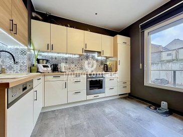 L’agence immobilière Immo-Contact vous propose à la vente ce bel appartement lumineux de +/− 76 m², situé à Medernach, dans la commune de la Vallée de l’Ernz.

Situé au 1er étage d’une résidence construite en 2007 avec ascenseur, l’appartement donne sur l’arrière de la résidence et bénéficie ainsi d’un environnement calme et agréable, à l’écart de la circulation.

Medernach offre un cadre de vie idéal, à proximité de toutes les commodités nécessaires au quotidien. Une crèche se trouve dans la commune, l’école est située à seulement 500 mètres, et plusieurs aires de jeux ainsi que de nombreux chemins de promenade sont facilement accessibles. Diekirch et Mersch sont accessibles en environ 15 minutes.

L’appartement se compose comme suit :

- Hall d’entrée avec armoire de rangement sur mesure
- Spacieux salon avec espace salle à manger
 Cuisine équipée et séparée
- 2 chambres à coucher
- Salle de bain avec baignoire
- WC séparé
- Balcon
- Cave
- 1 emplacement de parking intérieur
- 1 emplacement de parking extérieur

L’appartement a bénéficié de plusieurs améliorations au cours des dernières années :

- Salle de bain modernisée en 2023
- Sol vinyle de qualité posé en 2023
- Rangements sur mesure dans le hall d’entrée
- Moustiquaires sur mesure
- Chaudière collective remplacée en 2021
- Nouvel adoucisseur d’eau installé en 2026

Informations complémentaires :

- Fenêtres PVC double vitrage
- Connexion fibre optique
- Classe énergétique F
- Charges mensuelles : +/− 250€
- Résidence calme et bien entretenue
- Aucun gros travaux de copropriété prévu à court terme

Visites possibles en semaine et le samedi.

Pour toute information complémentaire, contactez-nous au +352 26 311 992 ou par e-mail sur info@immocontact.lu

Estimation gratuite de votre bien sous 48h.

 ---------- 
The real estate agency Immo-Contact is pleased to offer for sale this beautiful and bright apartment of approximately 76 m², located in Medernach, in the municipality of Vallée de l’Ernz.

Situated on the 1st floor of a residence built in 2007 with an elevator, the apartment faces the rear of the building, offering a peaceful and pleasant environment away from traffic.

Medernach provides an ideal living environment with all essential amenities nearby. A daycare center is located within the municipality, the school is only 500 meters away, and several playgrounds and walking trails are easily accessible. Diekirch and Mersch can both be reached in approximately 15 minutes.

The apartment is composed as follows:

- Entrance hall with custom-made storage
- Spacious living room with dining area
- Separate fully equipped kitchen
- 2 bedrooms
- Bathroom with bathtub
- Separate WC
- Balcony
- Cellar
 1 indoor parking space
- 1 outdoor parking space

The apartment has benefited from several improvements in recent years:

- Bathroom modernized in 2023
- High-quality vinyl flooring installed in 2023
- Custom-made storage in the entrance hall
- Custom-made mosquito screens
- Collective boiler replaced in 2021
- New water softener installed in 2026

Additional information:

- PVC double-glazed windows
- Fiber-optic internet connection
- Energy class: F
- Monthly charges: approximately 250€
- Quiet and well-maintained residence
- No major condominium works planned in the short term

Viewings are available during the week and on Saturdays.

For further information or to arrange a viewing, please contact us at +352 26 311 992 or by email at info@immocontact.lu.

Free valuation of your property within 48 hours.