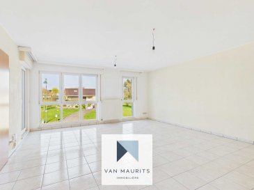 Idéalement situé au centre de Mamer, ce duplex construit en 2003 est disponible immédiatement. D'une surface habitable d'environ 88 m², il se trouve en bon état et offre une distribution fonctionnelle sur deux niveaux, avec deux terrasses agréables.

Le duplex se présente comme suit :

Au premier étage, un hall d'entrée de ± 12 m² dessert la partie jour, celle-ci se compose d'un séjour lumineux de ± 29 m², d'une cuisine séparée et équipée de ± 8 m², ainsi que de deux débarras de ± 1 et 2 m² offrant des espaces de rangement pratiques. Un wc séparé de ± 2 m² complète ce niveau.

Le deuxième étage comprend deux chambres de ± 13 m² chacune, reliées par un couloir de ± 3 m². Une salle de douche de ± 5 m² (avec lavabo, douche et wc).

Ce niveau bénéficie également de deux terrasses, l'une de ± 5 m² avec marquise manuelle et l'autre de ± 7 m².

Au sous-sol, une cave privative de ± 5 m² (n°2), un garage fermé de ± 15 m² (n°5, à gauche) ainsi qu'un local vélos commun complètent ce bien.  
Détails complémentaires  
- Duplex en bon état  
- Chauffage par radiateurs  
- Sols en carrelage et parquet  
- Châssis PVC avec volets manuels  
- Cuisine équipée et aménagée (four, frigo, hotte aspirante, lave-vaisselle, meubles, plan de travail, table)  
- Passeport énergétique : F-E  

Environnement et services  

À proximité des transports en commun, commerces, écoles, crèches, centre sportif, parc de jeux, restaurants, ainsi que des connexions autoroutières et de la gare, ce duplex bénéficie d'un emplacement pratique et recherché.  

Agent responsable : Jimmy de Brabant  
Tél. : +352 661 167 494  
E-mail : jimmy@vanmaurits.lu