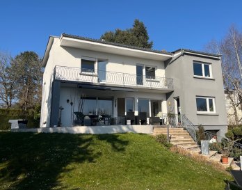 Située dans un quartier résidentiel
Villa individuelle de + ou - 200m2 très lumineuse, édifiée sur un terrain de 16 ares  entièrement clos comprenant  entrée spacieuse, salon séjour avec accès terrasse (41m2) (sud) , cuisine avec  espace repas, bureau, buanderie, WC.
Au 1er , dégagement , 5 chambres, 2 salles de bains.
Sous-sol comprenant  garage 2 voitures, 2 caves, chaufferie, séchoir et cave sous terrasse.
A l'extérieur jardin arboré.
Double vitrage PVC, pompe à chaleur.
Portail accès motorisé.
Toiture neuve (2024) Façades récentes.
Très bon état général.