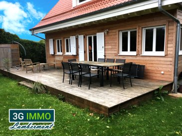 Coup de cœur 3G Immo Lambermont : au Plateau à Mont-saint-Martin, au calme à proximité immédiate de toutes les commodités et des frontières ! superbe maison individuelle type chalet : 149m² habitables + sous-sol, avec 4 CHAMBRES, TERRAIN et TERRASSE.

Cette maison dans laquelle l’on s’y sent bien avec son aspect cocooning scandinave, ses vastes pièces lumineuses et sa rénovation totale et complète de 2000 (toiture ; électricité, murs, sols, plafonds...) n’attend plus que vous et vos valises ! 

Le rez-de-chaussée se compose d’une entrée, d’un WC, d’une chambre parentale avec sa salle d’eau (17,5m²), d’une cuisine équipée et d’une spacieuse pièce de vie très lumineuse de 37m² donnant accès direct à la terrasse et au terrain sans vis-à-vis !
Au premier niveau se trouvent 2 grandes chambres (env. 20m²) équipées de penderies intégrées, d’une salle d’eau (douche, meuble vasque et Wc) et d’un bureau qui donne accès à la 4ème chambre, au dernier étage : une magnifique pièce sous combles (environ 20m² habitables), idéal pour un espace ado quasi indépendant.
Le sous-sol comprend 2 caves avec un accès extérieur.

La maison est construite sur un terrain plat d’environ 6,8 ares offrant peu de vis-à-vis.

En termes d’isolation et de construction, le chalet possède un double mur (avec ouate de cellulose soufflée entre les 2), une isolation de tous les niveaux en laine de bois plus une isolation sous combles avec 30 cm de laine de bois + pare-vapeur + pare-pluie.
Les huisseries sont en DV PVC, le chauffage est assuré par une chaudière au gaz basse condensation de 2020 et un poêle à bois, la VMC extractrice est présente dans les pièces humides + les caves ; la toiture est en panneaux tuile acier. Une cuve de récupération de l’eau de pluie de 6.000 litres est présente. DPE et GES : C avec couts de consommation énergétiques estimés entre 1.120€ et 1.580€ à l’année !

Un bien rare, un bien d’exception dans un endroit calme à visiter sans tarder !
Pour toutes demandes de renseignements et/ou visites :
Grégory Lambermont : 06 42 85 79 02
Chers confrères, je pratique l’interagence