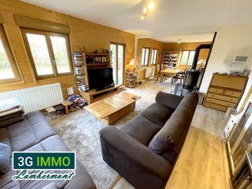 Coup de cœur 3G Immo Lambermont : au Plateau à Mont-saint-Martin, au calme à proximité immédiate de toutes les commodités et des frontières ! superbe maison individuelle type chalet : 149m² habitables + sous-sol, avec 4 CHAMBRES, TERRAIN et TERRASSE.

Cette maison dans laquelle l’on s’y sent bien avec son aspect cocooning scandinave, ses vastes pièces lumineuses et sa rénovation totale et complète de 2000 (toiture ; électricité, murs, sols, plafonds...) n’attend plus que vous et vos valises ! 

Le rez-de-chaussée se compose d’une entrée, d’un WC, d’une chambre parentale avec sa salle d’eau (17,5m²), d’une cuisine équipée et d’une spacieuse pièce de vie très lumineuse de 37m² donnant accès direct à la terrasse et au terrain sans vis-à-vis !
Au premier niveau se trouvent 2 grandes chambres (env. 20m²) équipées de penderies intégrées, d’une salle d’eau (douche, meuble vasque et Wc) et d’un bureau qui donne accès à la 4ème chambre, au dernier étage : une magnifique pièce sous combles (environ 20m² habitables), idéal pour un espace ado quasi indépendant.
Le sous-sol comprend 2 caves avec un accès extérieur.

La maison est construite sur un terrain plat d’environ 6,8 ares offrant peu de vis-à-vis.

En termes d’isolation et de construction, le chalet possède un double mur (avec ouate de cellulose soufflée entre les 2), une isolation de tous les niveaux en laine de bois plus une isolation sous combles avec 30 cm de laine de bois + pare-vapeur + pare-pluie.
Les huisseries sont en DV PVC, le chauffage est assuré par une chaudière au gaz basse condensation de 2020 et un poêle à bois, la VMC extractrice est présente dans les pièces humides + les caves ; la toiture est en panneaux tuile acier. Une cuve de récupération de l’eau de pluie de 6.000 litres est présente. DPE et GES : C avec couts de consommation énergétiques estimés entre 1.120€ et 1.580€ à l’année !

Un bien rare, un bien d’exception dans un endroit calme à visiter sans tarder !
Pour toutes demandes de renseignements et/ou visites :
Grégory Lambermont : 06 42 85 79 02
Chers confrères, je pratique l’interagence
