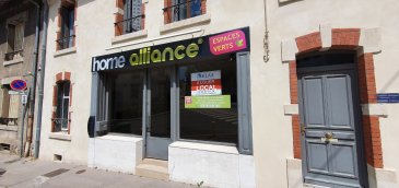 NANCY, sur axe très passant, bien situé en angle de rue, belle visibilité, LOCAL professionnel ou commercial, deux grandes vitrines, OPEN SPACE, dégagement et sanitaires, chauffage individuel électrique,( alimentation, métiers de bouche et restauration pas possible) Loyer mensuel : 760 euros plus 30 euros de charges, CAUTION : 1 500 euros,