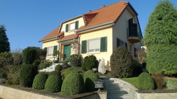 Belle maison libre des 4 côtés sise sur un terrain de 6a87 dans une cité calme de Syren.

La maison dispose de :
Sous-sol :
Grand garage, buanderie, cave à vins et chaufferie

Rez-de-chaussée :
Hall d’entrée, salon avec feu ouvert, grande salle à manger avec accès à la véranda ainsi qu’au beau jardin,  cuisine équipée et 1 WC séparé.

Etage 1 :
Hall avec palier, 3 chambres à coucher, dressing, 1 salle de douche + WC, 1 salle de bain + WC et un balcon

Grenier 
