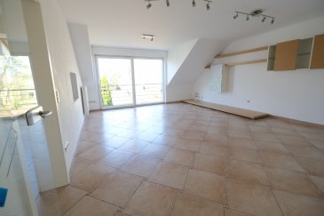 KEHLEN, cité SCHOULWEE, quartier très calme et résidentiel, beau duplex dans maison de 2005 à deux unités, au premier et deuxième étage (sans ascenseur), de 147 m2 et comprenant : 1er étage : entrée, WC invités, living avec vue sur la verdure, cuisine équipée de qualité séparée avec passe-plats, électroménagers SIEMENS, plan de travail en granit, deux chambres à coucher avec parquet au sol, une salle de bains avec baignoire, deux lavabos et WC, 2ème étage : un débarras, grande chambre parentale avec dressing, salle de douche en suite avec WC, velux dotés de volets électriques avec télécommande, fenêtres avec volets électriques. Une grande cave de 7,67 m2, un garage fermé avec porte électrique, un emplacement de parking privé à l'extérieur, buanderie commune. Disponible à l'acte Commission d'agence : à charge du vendeur. Contact et visites : Rosalba MAITRE téléphone : 691 550 189 Email : rosalba@parkagence.lu