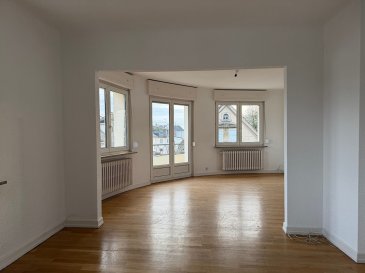 A Thionville, appartement de 92 m2 avec 2 chambres, cave et box en sos-sol.. A Thionville, rue des Cordiers, dans une petite copropriété, appartement de 92 m2 au 2ème et dernier étage.
Il comprend une entrée, une cuisine équipée indépendante avec balcon, un salon et salle manger avec balcons également, un très grand dégagement (possibilité d'installer un bureau ), 2 chambres dont une avec placards, une salle de bains avec baignoire, un wc séparé, un cellier.
Cave et box en sous-sol complètent ce bien. 

Les informations sur les risques auxquels ce bien est exposé sont disponibles sur le site Géorisques : www.georisques.gouv.fr » 

Renseignements et visites : 03 82 53 44 32